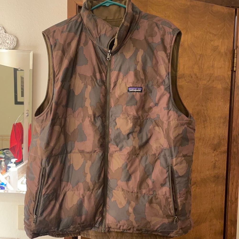 Patagonia men’s reversible puffer vest